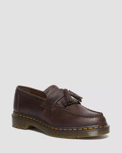 Lade das Bild in den Galerie-Viewer, DR. MARTENS ADRIAN CRAZY HORSE TASSEL LOAFER DARK BROWN CRAZY HORSE Bild 6
