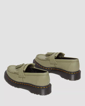 Lade das Bild in den Galerie-Viewer, DR. MARTENS ADRIAN VIRGINIA TASSEL LOAFER MUTED OLIVE OLIVE CARRARA Bild 5
