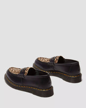 Lade das Bild in den Galerie-Viewer, DR. MARTENS PENTON HAIR ON LEO BLACK+LIGHT TAN Bild 5
