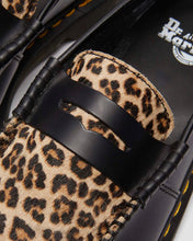 Lade das Bild in den Galerie-Viewer, DR. MARTENS PENTON HAIR ON LEO BLACK+LIGHT TAN Bild 6
