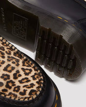 Lade das Bild in den Galerie-Viewer, DR. MARTENS PENTON HAIR ON LEO BLACK+LIGHT TAN Bild 7

