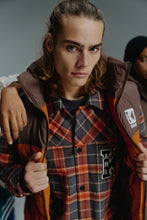 Lade das Bild in den Galerie-Viewer, KARL KANI OG BLOCK PUFFER VEST DARK ORANGE/SAND/BROWN Bild 3
