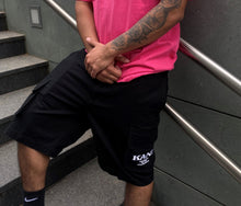 Lade das Bild in den Galerie-Viewer, KARL KANI RETRO WASHED CARGO SHORTS BLACK BLACK Bild 1

