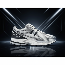 Lade das Bild in den Galerie-Viewer, NEW BALANCE 1906R SILVER METALLIC / BLACK / SEA SALT Bild 1
