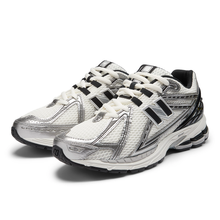 Lade das Bild in den Galerie-Viewer, NEW BALANCE 1906R SILVER METALLIC / BLACK / SEA SALT Bild 4
