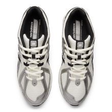 Lade das Bild in den Galerie-Viewer, NEW BALANCE 1906R SILVER METALLIC / BLACK / SEA SALT Bild 6
