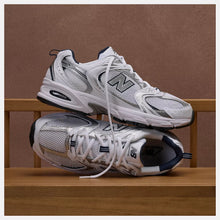 Lade das Bild in den Galerie-Viewer, NEW BALANCE 530 WHITE / NATURAL INDIGO SG Bild 2
