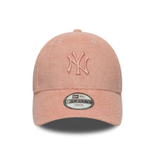 Lade das Bild in den Galerie-Viewer, NEW ERA CHILD TOWELLING 9FORTY CAP NEW YORK YANKEES PASTEL PINK Bild 2
