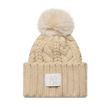 Lade das Bild in den Galerie-Viewer, NEW ERA WMNS CABLE WIDE BEANIE NEW YORK YANKEES LIGHT BEIGE Bild 1

