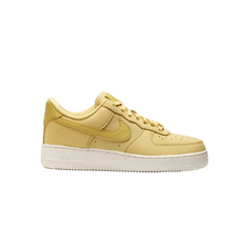 Lade das Bild in den Galerie-Viewer, NIKE AIR FORCE 1 PREMIUM SATURN GOLD/SAIL Bild 1
