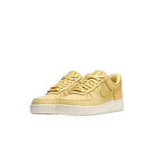 Lade das Bild in den Galerie-Viewer, NIKE AIR FORCE 1 PREMIUM SATURN GOLD/SAIL Bild 2
