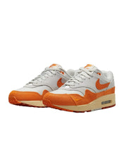Lade das Bild in den Galerie-Viewer, NIKE AIR MAX 1 LIGHT BONE/ MAGMA ORANGE-NEUTRAL GREY Bild 2
