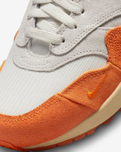 Lade das Bild in den Galerie-Viewer, NIKE AIR MAX 1 LIGHT BONE/ MAGMA ORANGE-NEUTRAL GREY Bild 3
