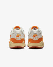 Lade das Bild in den Galerie-Viewer, NIKE AIR MAX 1 LIGHT BONE/ MAGMA ORANGE-NEUTRAL GREY Bild 6
