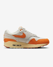 Lade das Bild in den Galerie-Viewer, NIKE AIR MAX 1 LIGHT BONE/ MAGMA ORANGE-NEUTRAL GREY Bild 7

