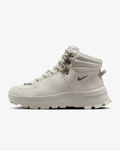 Lade das Bild in den Galerie-Viewer, NIKE CITY CLASSIC PREMIUM BOOT PREMIUM LT OREWOOD BRN/NEUTRAL OLIVE-L Bild 1
