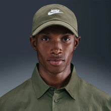 Lade das Bild in den Galerie-Viewer, NIKE CLUB CAP FUTURA WASHED MEDIUM OLIVE/WHITE Bild 1
