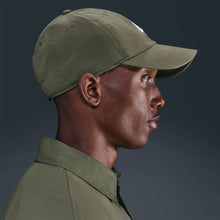 Lade das Bild in den Galerie-Viewer, NIKE CLUB CAP FUTURA WASHED MEDIUM OLIVE/WHITE Bild 2

