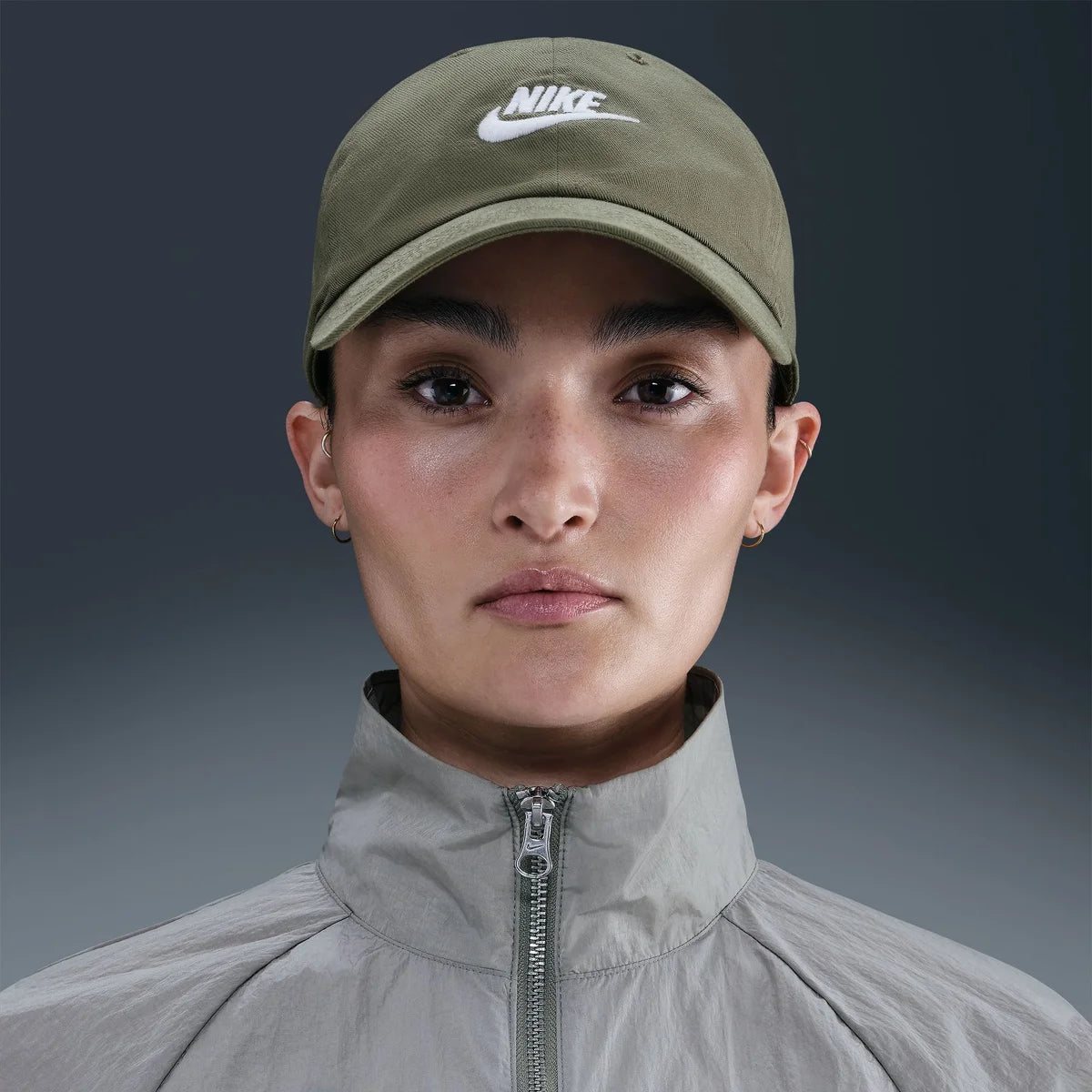 NIKE CLUB CAP FUTURA WASHED MEDIUM OLIVE/WHITE Bild 5