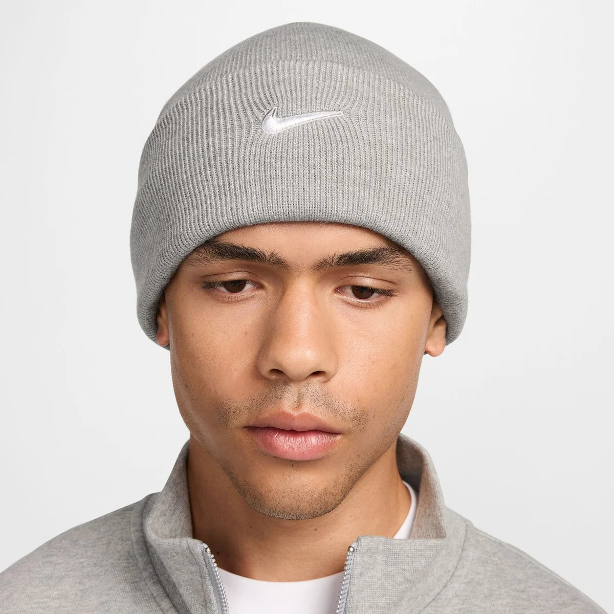 U NK SWOOSH PEAK BEANIE DK GREY HEATHER/WHITE Bild 3