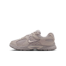 Lade das Bild in den Galerie-Viewer, NIKE V5 RNR SUEDE GS MOON PARTICLE/LT OREWOOD BRN Bild 2
