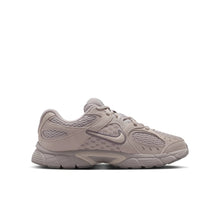 Lade das Bild in den Galerie-Viewer, NIKE V5 RNR SUEDE GS MOON PARTICLE/LT OREWOOD BRN Bild 4

