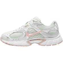 Lade das Bild in den Galerie-Viewer, NIKE W V5 RNR SUMMIT WHITE/SILT RED-WHITE-VA SUMMIT WHITE/SILT RED-WHITE-VA Bild 2
