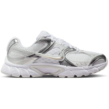 Lade das Bild in den Galerie-Viewer, NIKE W V5 RNR WHITE/METALLIC SILVER-MTLC PLA WHITE/METALLIC SILVER-MTLC PLA Bild 1
