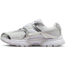 Lade das Bild in den Galerie-Viewer, NIKE W V5 RNR WHITE/METALLIC SILVER-MTLC PLA WHITE/METALLIC SILVER-MTLC PLA Bild 9
