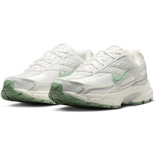 Lade das Bild in den Galerie-Viewer, NIKE WMNS INITIATOR SUMMIT WHITE/STEAM-SPRUCE AURA Bild 2
