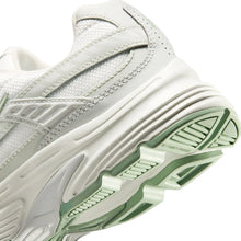 Lade das Bild in den Galerie-Viewer, NIKE WMNS INITIATOR SUMMIT WHITE/STEAM-SPRUCE AURA Bild 4
