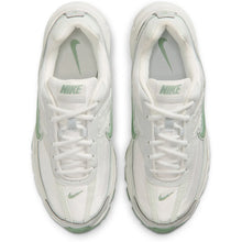 Lade das Bild in den Galerie-Viewer, NIKE WMNS INITIATOR SUMMIT WHITE/STEAM-SPRUCE AURA Bild 5
