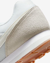 Lade das Bild in den Galerie-Viewer, NIKE WMNS MD RUNNER PHOTON DUST/SAIL-WHITE-GUM MED Bild 4
