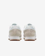 Lade das Bild in den Galerie-Viewer, NIKE WMNS MD RUNNER PHOTON DUST/SAIL-WHITE-GUM MED Bild 6
