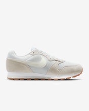 Lade das Bild in den Galerie-Viewer, NIKE WMNS MD RUNNER PHOTON DUST/SAIL-WHITE-GUM MED Bild 7

