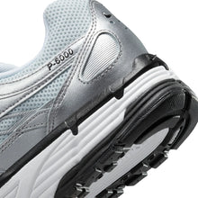 Load image into Gallery viewer, NIKE WMNS P-6000 WHITE/BLACK-METALLIC SILVER Bild 6

