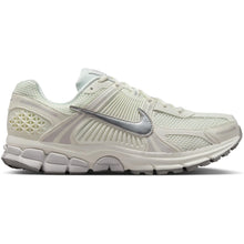 Lade das Bild in den Galerie-Viewer, NIKE ZOOM VOMERO 5 SAIL/METALLIC SILVER-VAST GREY SAIL/METALLIC SILVER-VAST GREY Bild 1
