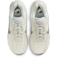Lade das Bild in den Galerie-Viewer, NIKE ZOOM VOMERO 5 SAIL/METALLIC SILVER-VAST GREY SAIL/METALLIC SILVER-VAST GREY Bild 3
