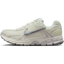 Lade das Bild in den Galerie-Viewer, NIKE ZOOM VOMERO 5 SAIL/METALLIC SILVER-VAST GREY SAIL/METALLIC SILVER-VAST GREY Bild 6
