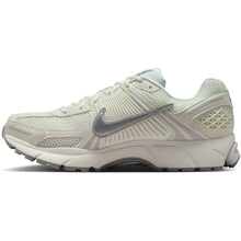Lade das Bild in den Galerie-Viewer, NIKE ZOOM VOMERO 5 SAIL/METALLIC SILVER-VAST GREY SAIL/METALLIC SILVER-VAST GREY Bild 7

