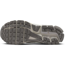 Lade das Bild in den Galerie-Viewer, NIKE ZOOM VOMERO 5 SAIL/METALLIC SILVER-VAST GREY SAIL/METALLIC SILVER-VAST GREY Bild 9
