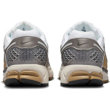 Lade das Bild in den Galerie-Viewer, NIKE ZOOM VOMERO 5 MTLC PEWTER/MEDIUM ASH-PARACHU MTLC PEWTER/MEDIUM ASH-PARACHU Bild 6
