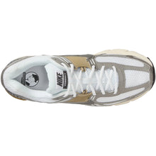 Lade das Bild in den Galerie-Viewer, NIKE ZOOM VOMERO 5 MTLC PEWTER/MEDIUM ASH-PARACHU MTLC PEWTER/MEDIUM ASH-PARACHU Bild 8
