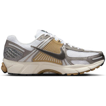 Lade das Bild in den Galerie-Viewer, NIKE ZOOM VOMERO 5 MTLC PEWTER/MEDIUM ASH-PARACHU MTLC PEWTER/MEDIUM ASH-PARACHU Bild 9
