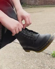 Laden und Abspielen von Videos im Galerie-Viewer, DR. MARTENS 1460 PASCAL NAPPA FRONT ZIP
