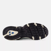 Load image into Gallery viewer, NEW BALANCE 530
